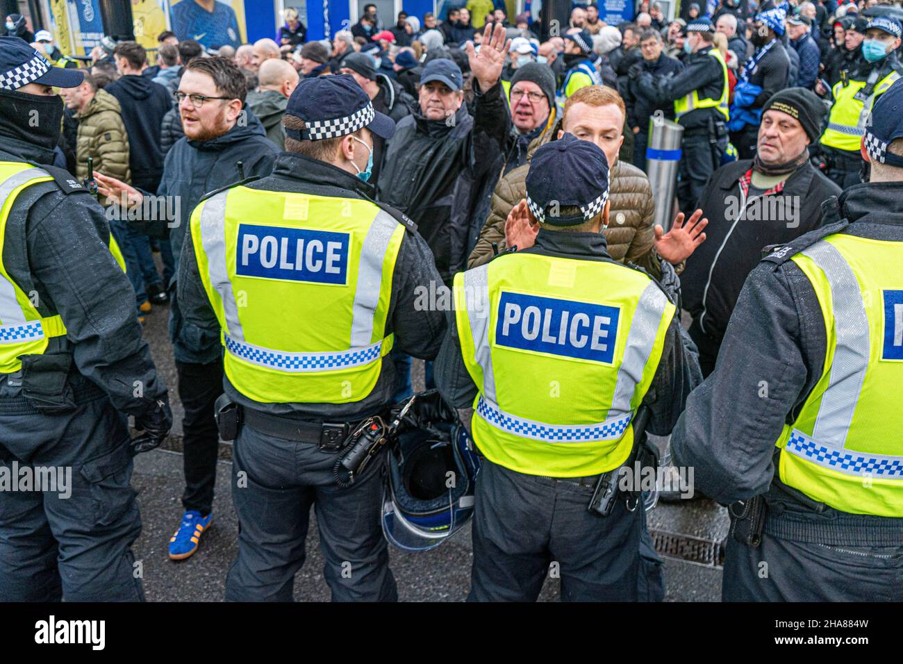 STAMFORD BRIDGE LONDRES, ROYAUME-UNI.11 décembre 2021.Présence importante d'officiers de police anti-émeute au pont de Stamford en prévision de violences potentielles entre fans rivaux avant le match de la Premier League entre Chelsea et Leeds United Credit: amer ghazzal/Alay Live News Banque D'Images