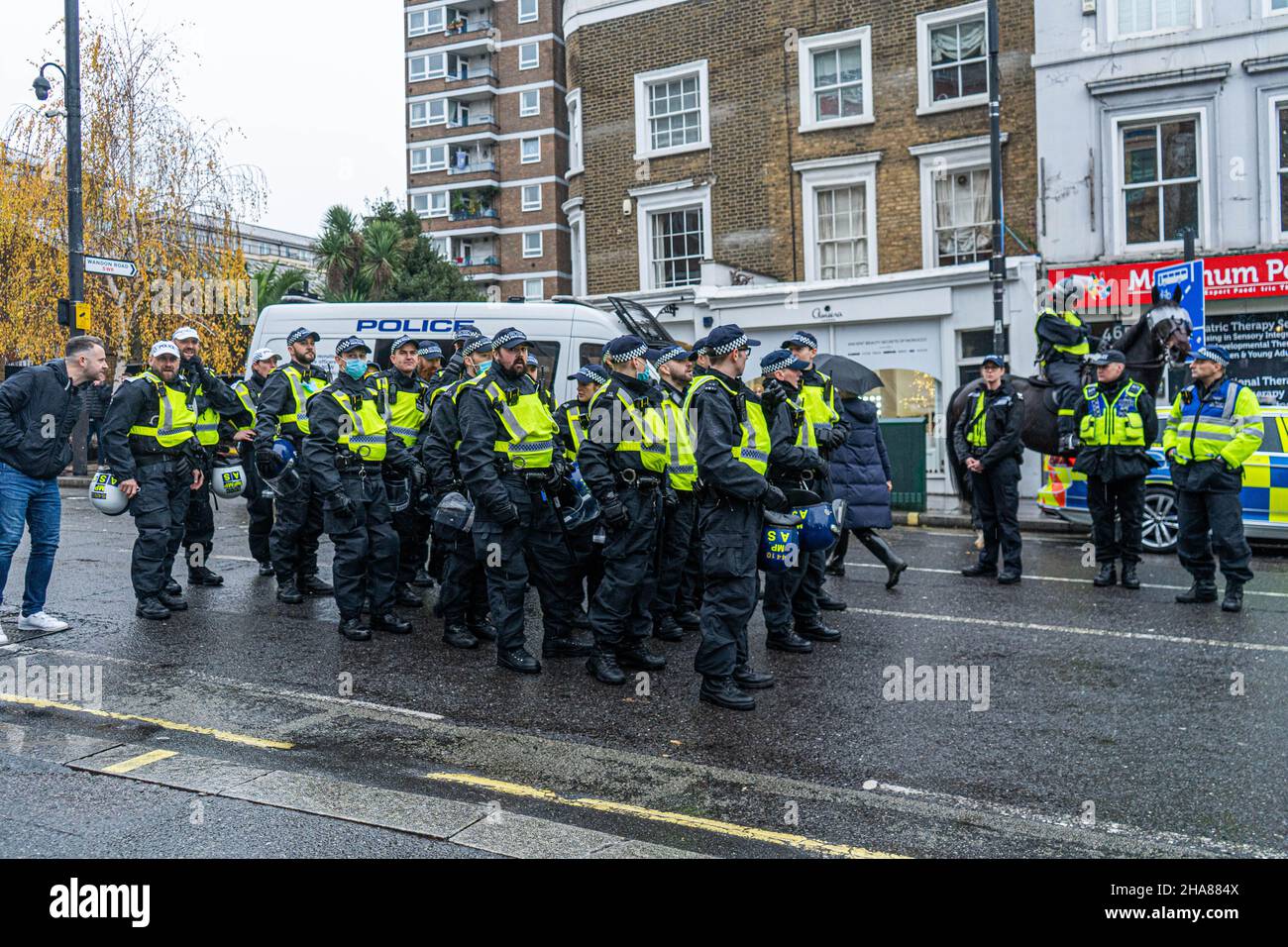 STAMFORD BRIDGE LONDRES, ROYAUME-UNI.11 décembre 2021.Présence importante d'officiers de police anti-émeute au pont de Stamford en prévision de violences potentielles entre fans rivaux avant le match de la Premier League entre Chelsea et Leeds United Credit: amer ghazzal/Alay Live News Banque D'Images