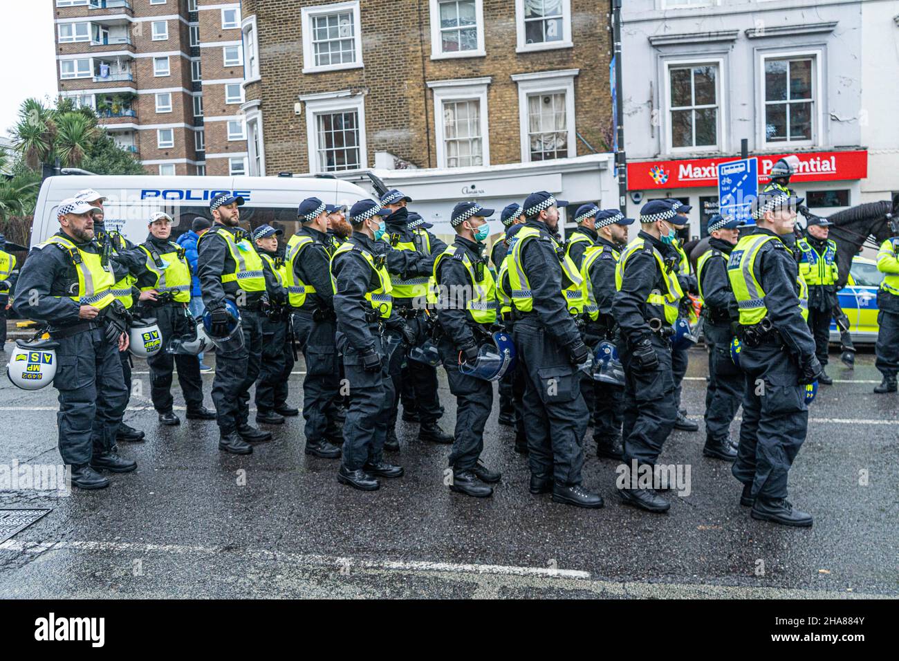 STAMFORD BRIDGE LONDRES, ROYAUME-UNI.11 décembre 2021.Présence importante d'officiers de police anti-émeute au pont de Stamford en prévision de violences potentielles entre fans rivaux avant le match de la Premier League entre Chelsea et Leeds United Credit: amer ghazzal/Alay Live News Banque D'Images