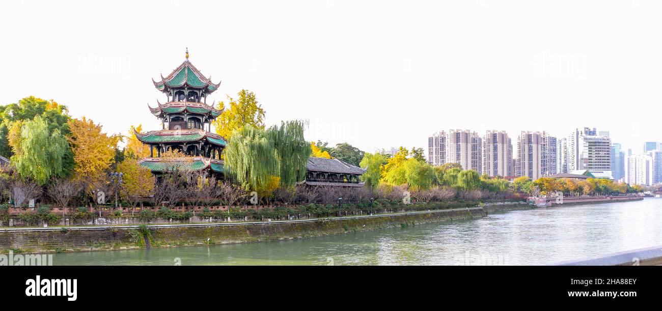 Magnifique paysage d'automne et architecture chinoise au parc et pavillon Wangjianlou de Chengdu, Sichuan, en Chine, surplombant le fleuve Jinjiang Banque D'Images