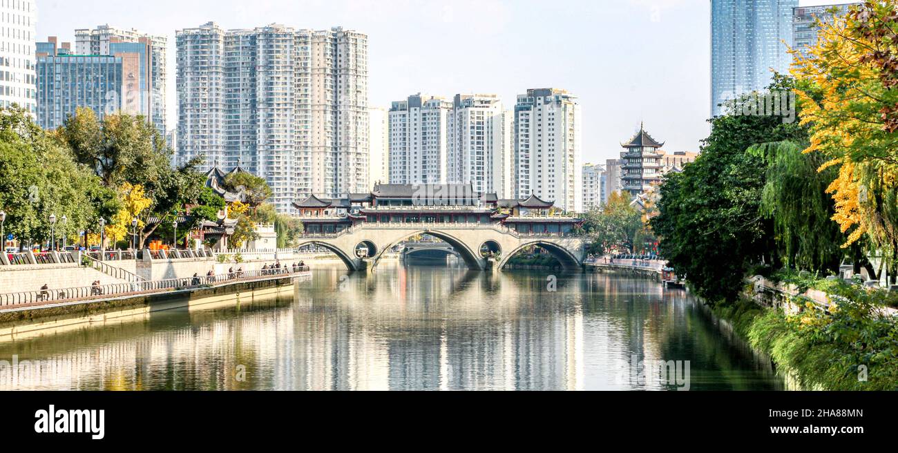 Le célèbre pont d'Anshun avec ses paysages d'automne et ses bâtiments à l'arrière-plan se reflètent dans le fleuve Jinjiang de Chengdu, une super ville de S Banque D'Images
