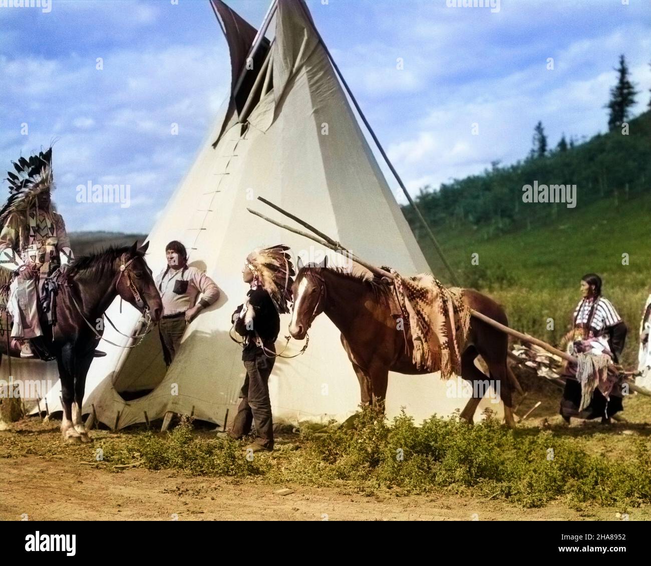 1920S HOMMES ET FEMMES AUTOCHTONES DU GROUPE INDIEN STONEY SIOUX AVEC UN CHEVAL TRICHANT TRAVOIS PAR TEPEE ALBERTA CANADA - I953CHAR001 ÉQUILIBRE HARS TRAVAIL D'ÉQUIPE FAMILLES STYLE DE VIE CÉLÉBRATION FEMMES LODGE RURAL MARIS MAISON VIE COPIE ESPACE AMITIÉ FEMMES PLEINE LONGUEUR FEMMES PERSONNES INSPIRATIONINDIENS S'OCCUPANT DE MÂLES SIOUX WESTERN BRUT TRANSPORT SPIRITUALITÉ RASSEMBLEMENT TRISTESSE ABRI AMÉRIQUE DU NORD LIBERTÉ NORD AMÉRICAIN GRAND ANGLE TEEPEE MAMMIFÈRESTIPI BUCKSKIN CANADIAN EXTERIEUR KNOWLEDGE LEADERSHIP FIERTÉ DE L'AUTORITÉ VOYAGER EAGLE CONNEXION DE PLUMES TEPEE STONEY BONNET DE GUERRE VISITE ÉLÉGANTE Banque D'Images
