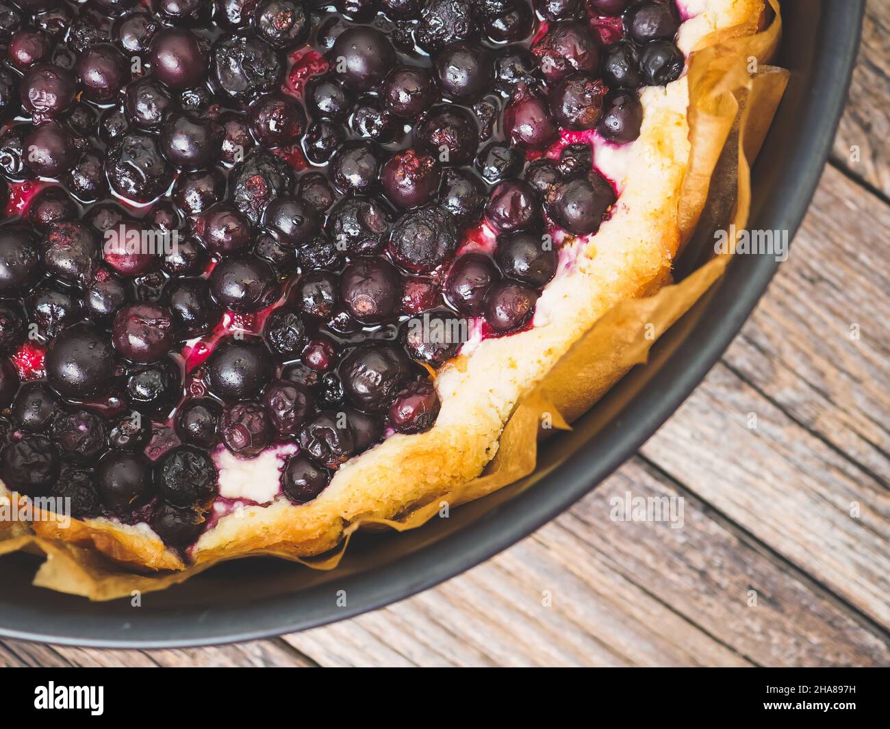 Tarte au cassis fraîchement cuite.Vue macro sur une tarte maison ouverte avec baies d'été sur une table en bois.Vue de dessus.Tarteler avec des baies.Pâtisseries gastronomiques Banque D'Images