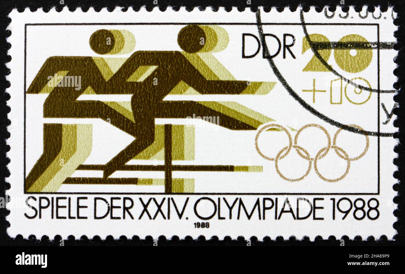 GDR - VERS 1988: Un timbre imprimé dans GDR montre la course de haies, 24th Jeux Olympiques d'été, Séoul, Corée du Sud, vers 1988 Banque D'Images