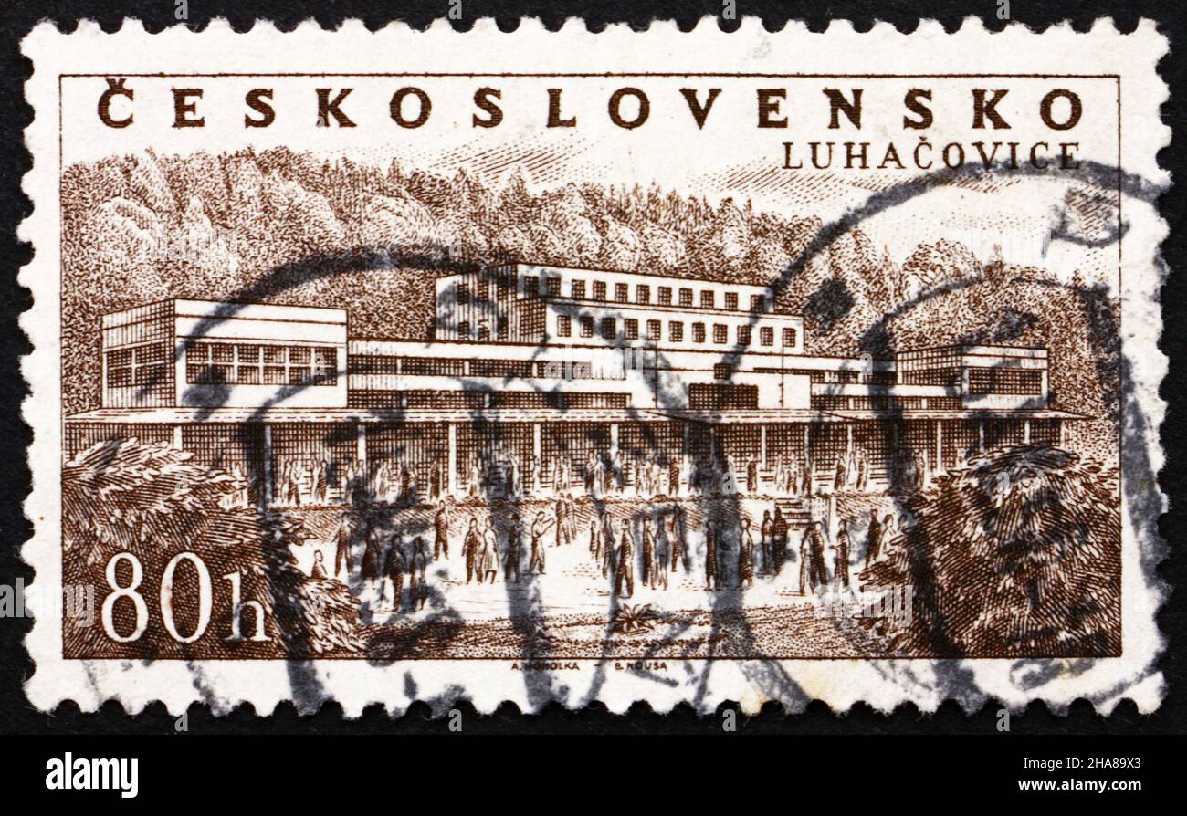 TCHÉCOSLOVAQUIE - VERS 1958 : un timbre imprimé en Tchécoslovaquie montre Luhacovice, ville thermale, Moravie, vers 1958 Banque D'Images