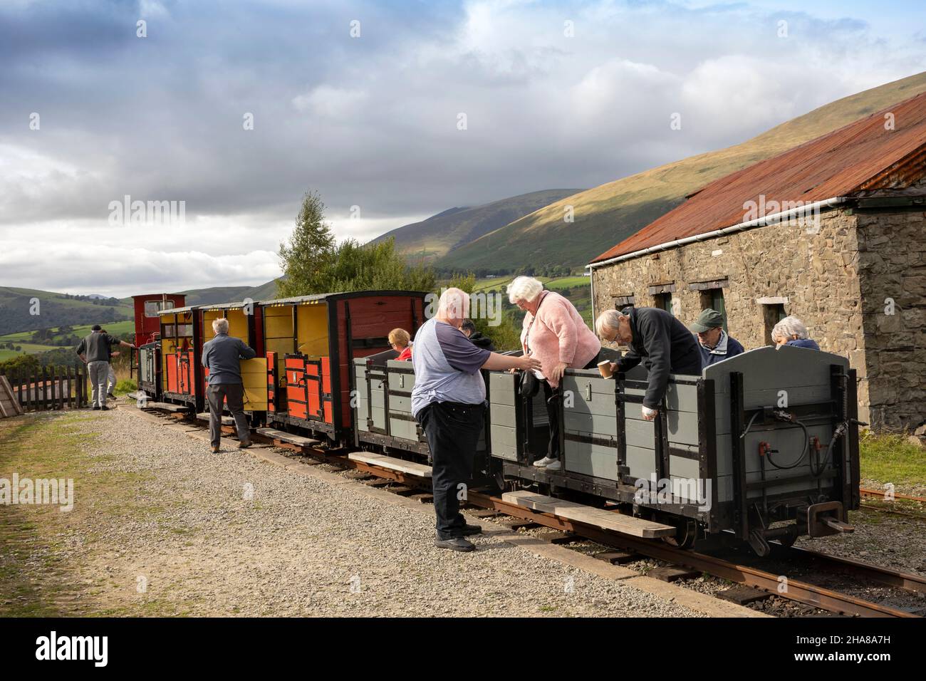 Royaume-Uni, Cumbria, Allerdale, Keswick, Threlkeld,musée de la carrière, touristes débarquant en train Banque D'Images