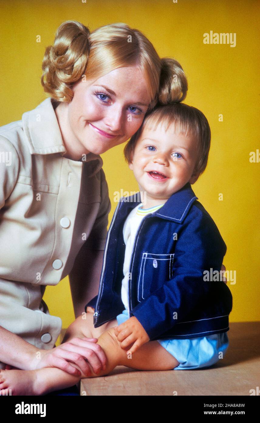 1970S PORTRAIT DE MÈRE BLONDE AVEC QUEUES PONEY DE STYLE PRINCESSE LEAH ET SON FILS DE BÉBÉ TOUCHANT DES TÊTES SOURIANTESAPPAREIL-PHOTO - KB9900 DUC001 HARS STYLE JUVÉNILE JEUNE ADULTE BÉBÉ FILS HEUREUX FAMILLES JOIE STYLE DE VIE SATISFACTION PARENT FEMMES TÊTES STUDIOSHOT SANTÉ ESPACE DE COPIE DEMI-LONGUEUR FEMMES PERSONNES S'OCCUPANT MÂLES PONEY OEIL CONTACT BONHEUR GAI ET QUEUES FIERTÉ SOURIRES CONNEXION SOIGNANTJOYEUX ET ÉLÉGANT BÉBÉ GARÇON CROISSANCE JEUNES MÈRES TOGETHNESS JEUNE FEMME ADULTE RACE BLANCHE ANCIENNE PRINCESSE Banque D'Images