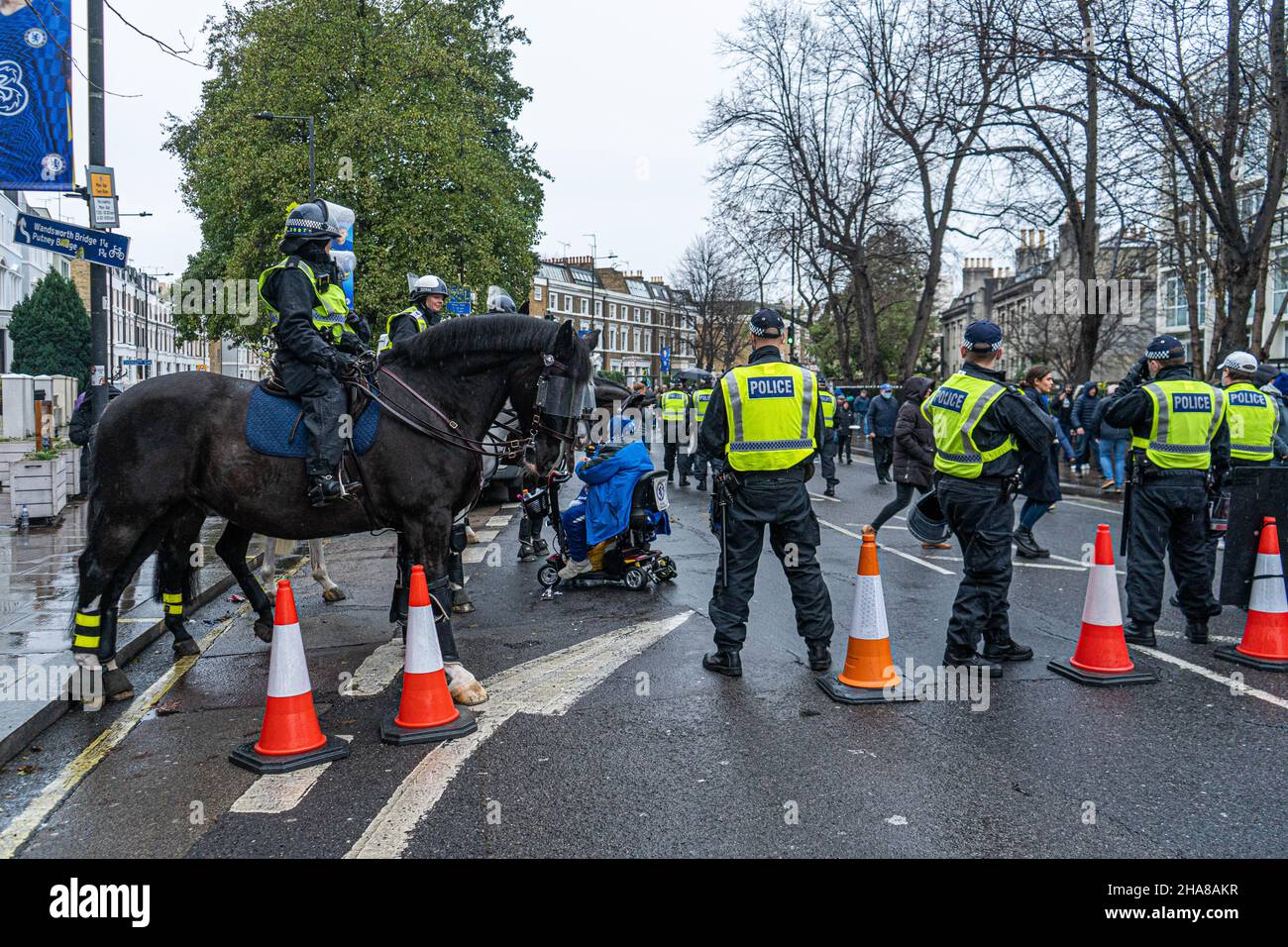 STAMFORD BRIDGE LONDRES, ROYAUME-UNI.11 décembre 2021.Présence importante d'officiers de police anti-émeute au pont de Stamford en prévision de violences potentielles entre fans rivaux avant le match de la Premier League entre Chelsea et Leeds United Credit: amer ghazzal/Alay Live News Banque D'Images