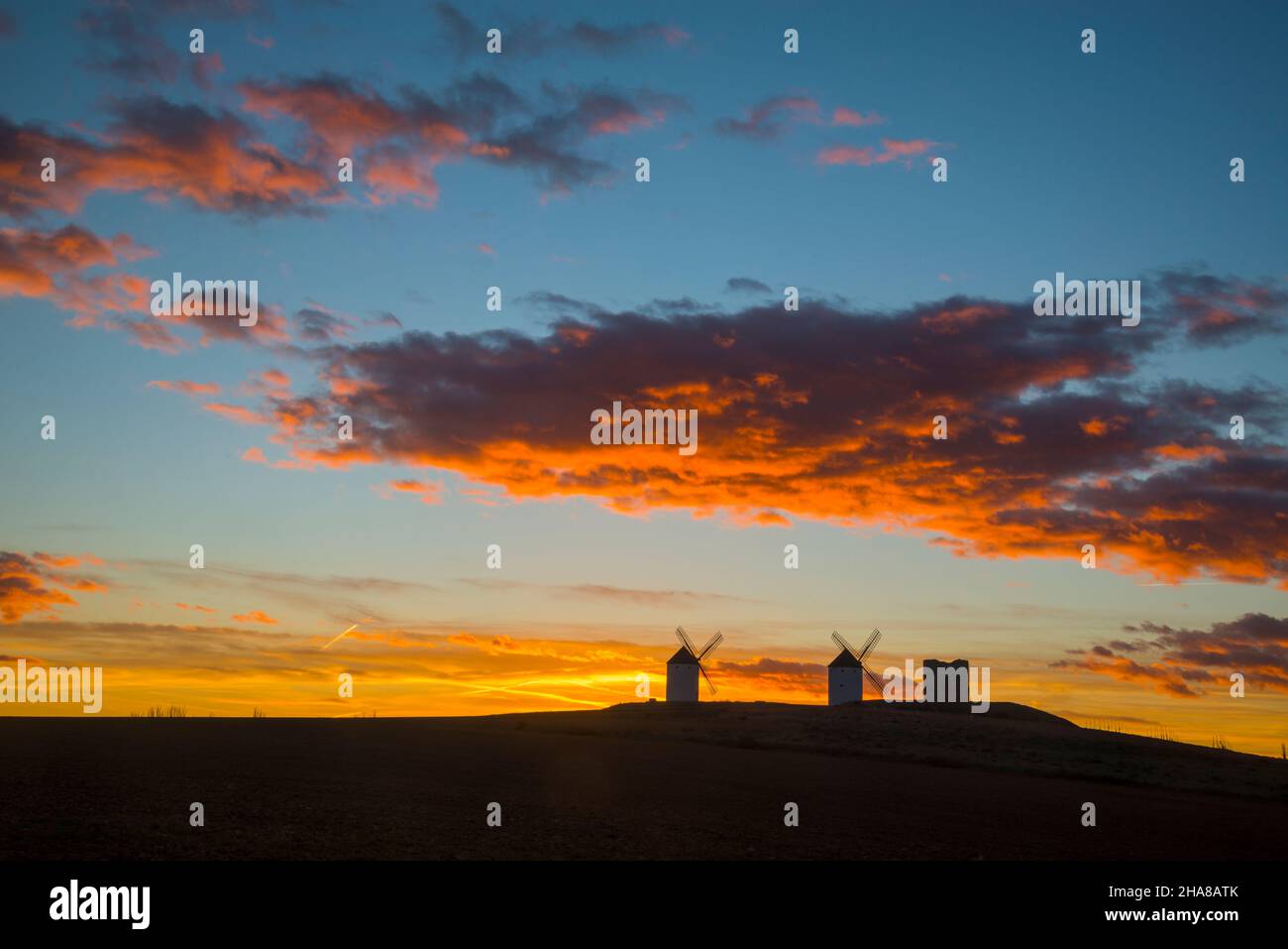 Moulins à vent au coucher du soleil.Tembleque, province de Tolède, Castilla la Mancha, Espagne. Banque D'Images