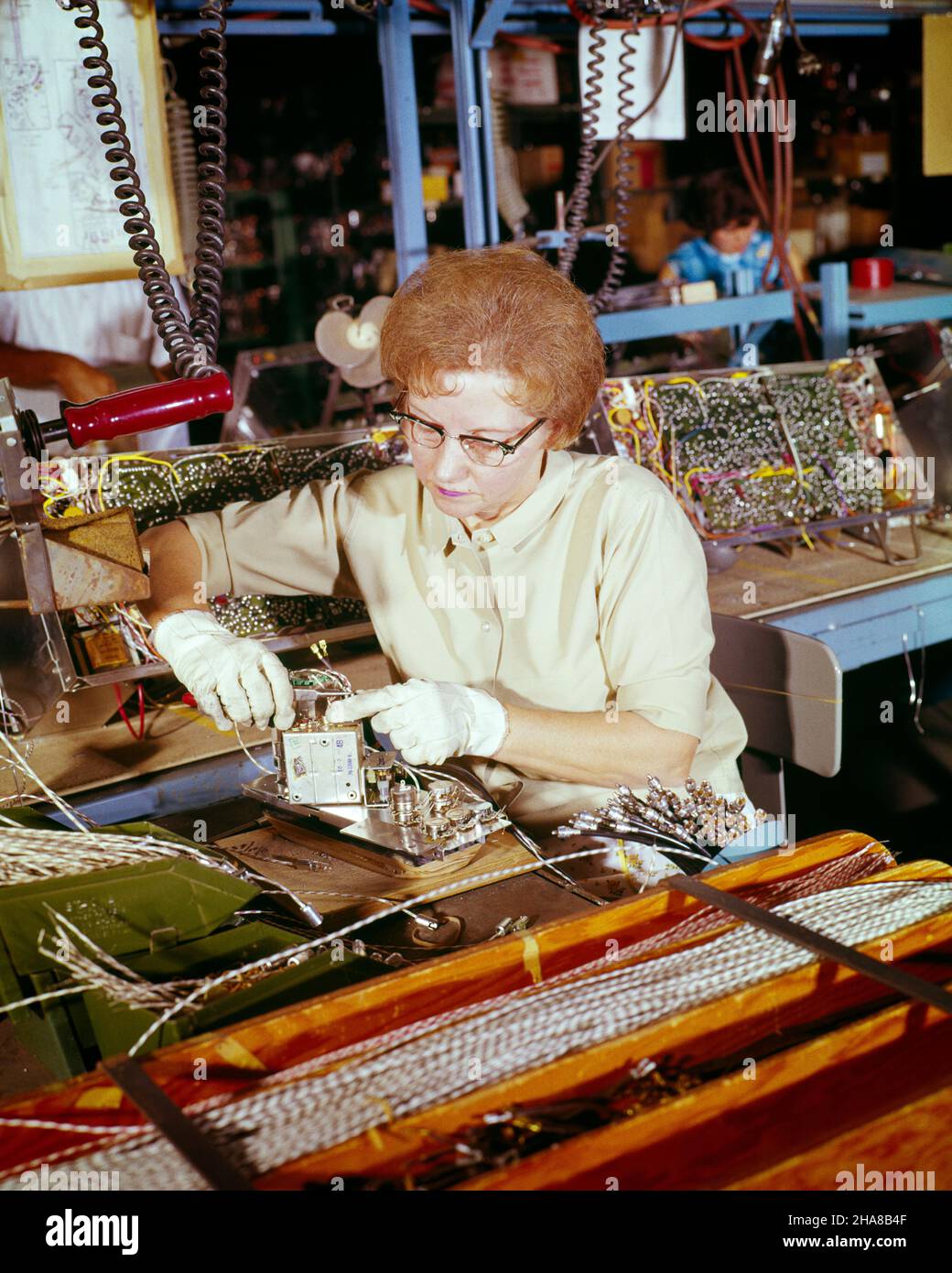 1960S GROS PLAN D'UNE FEMME PORTANT DES LUNETTES DE SÉCURITÉ ET DES GANTS DE TRAVAIL ASSEMBLAGE DE PIÈCES DE TÉLÉVISEURS COULEUR - KI964 HAR001 HARSSÉCURITÉ FIL CONCURRENCE INDUSTRIEL STYLE DE VIE SATISFACTION FEMMES EMPLOIS ASSEMBLAGE GROGNUP FILS ÉTATS-UNIS COPIER ESPACE DEMI-LONGUEUR FEMMES PERSONNES ÉTATS-UNISDE L'AMÉRIQUE CONFIANCE SUCCÈS COL BLEU COMPÉTENCE DÉCOR COMPÉTENCES MÉTIER GRAND ANGLE DÉCOUVERTE CARRIÈRES CONNAISSANCE PROGRÈS ASSEMBLAGE LIGNE DIRECTIONINNOVATION FIERTÉ DU TRAVAIL OPPORTUNITÉ EMPLOI EMPLOIS DANS LA FABRICATION PROFESSIONS HAUTE TECHNOLOGIE LUNETTES DE SÉCURITÉ COMPOSANTS TRAVAIL FORCE GROS PLAN ENSEMBLES ÉLÉGANT COTON GANT Banque D'Images 1960S GROS PLAN D'UNE FEMME PORTANT DES LUNETTES DE SÉCURITÉ ET DES GANTS DE TRAVAIL ASSEMBLAGE DE PIÈCES DE TÉLÉVISEURS COULEUR - KI964 HAR001 HARSSÉCURITÉ FIL CONCURRENCE INDUSTRIEL STYLE DE VIE SATISFACTION FEMMES EMPLOIS ASSEMBLAGE GROGNUP FILS ÉTATS-UNIS COPIER ESPACE DEMI-LONGUEUR FEMMES PERSONNES ÉTATS-UNISDE L'AMÉRIQUE CONFIANCE SUCCÈS COL BLEU COMPÉTENCE DÉCOR COMPÉTENCES MÉTIER GRAND ANGLE DÉCOUVERTE CARRIÈRES CONNAISSANCE PROGRÈS ASSEMBLAGE LIGNE DIRECTIONINNOVATION FIERTÉ DU TRAVAIL OPPORTUNITÉ EMPLOI EMPLOIS DANS LA FABRICATION PROFESSIONS HAUTE TECHNOLOGIE LUNETTES DE SÉCURITÉ COMPOSANTS TRAVAIL FORCE GROS PLAN ENSEMBLES ÉLÉGANT COTON GANT Banque D'Images