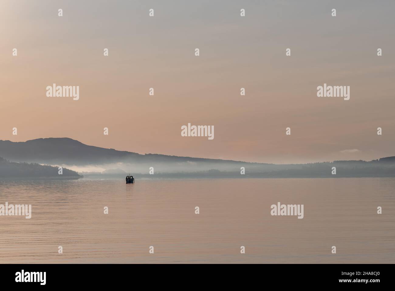 Bateaux de pêche dans le Loch Lomond, Ecosse en hiver, sunrise Banque D'Images