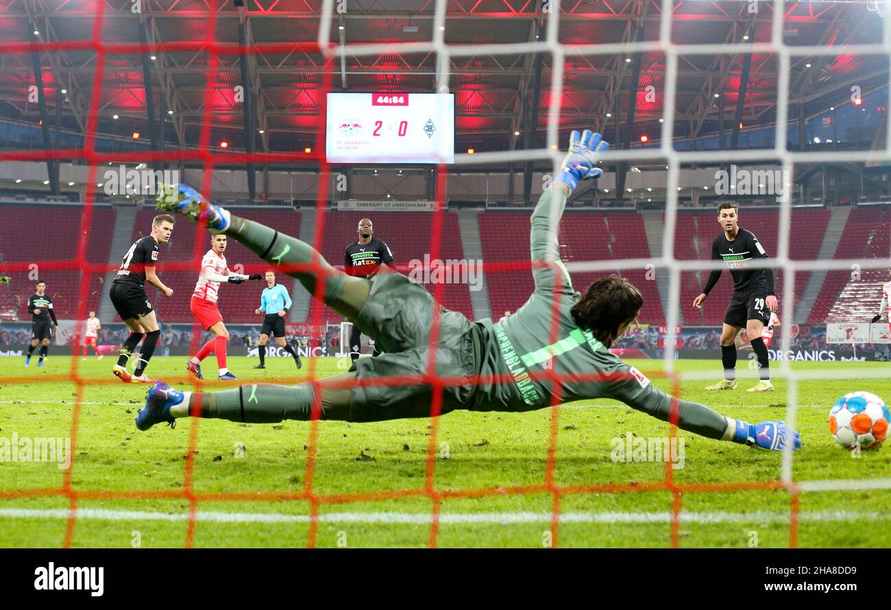 Leipzig, Allemagne.11th décembre 2021.Football: Bundesliga, Matchday 15, RB Leipzig - Borussia Mönchengladbach à la Red Bull Arena.Ici, le gardien de but de Gladbach Yann Sommer est en mesure de garder un coup de feu de l'Andre Silva de Leipzig.Crédit : Jan Woitas/dpa-Zentralbild/dpa - NOTE IMPORTANTE :Conformément aux règlements de la DFL Deutsche Fußball Liga et/ou de la DFB Deutscher Fußball-Bund, il est interdit d'utiliser ou d'avoir utilisé des photos prises dans le stade et/ou du match sous forme de séquences et/ou de séries de photos de type vidéo./dpa/Alay Live News Banque D'Images