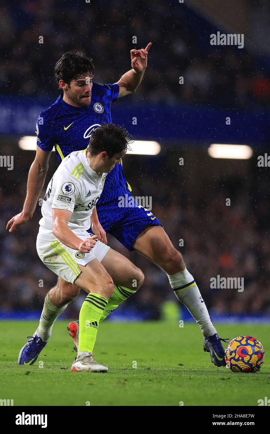 Marcos Alonso de Chelsea (R) détient Daniel James de Leeds United (L).Match Premier League, Chelsea et Leeds United au Stamford Bridge à Londres le samedi 11th décembre 2021. Cette image ne peut être utilisée qu'à des fins éditoriales.Utilisation éditoriale uniquement, licence requise pour une utilisation commerciale.Pas d'utilisation dans les Paris, les jeux ou les publications d'un seul club/ligue/joueur. photo de Steffan Bowen/Andrew Orchard sports photographie/Alamy Live news Banque D'Images