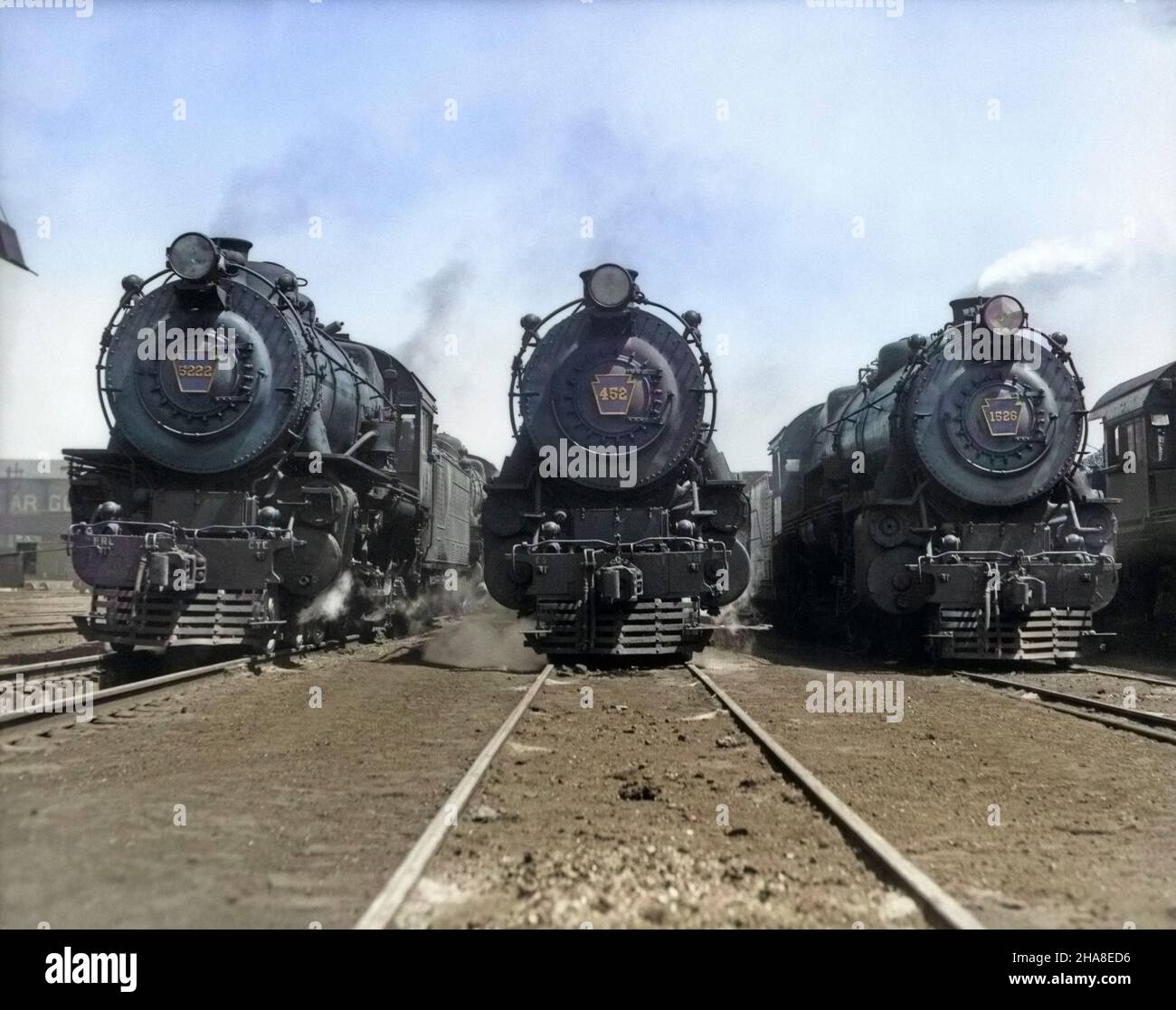 1930S COUP DE TÊTE DE TROIS LOCOMOTIVES DE TRAIN À MOTEUR À VAPEUR SUR LES VOIES - R6212C HAR001 HARS À L'ANCIENNE Banque D'Images