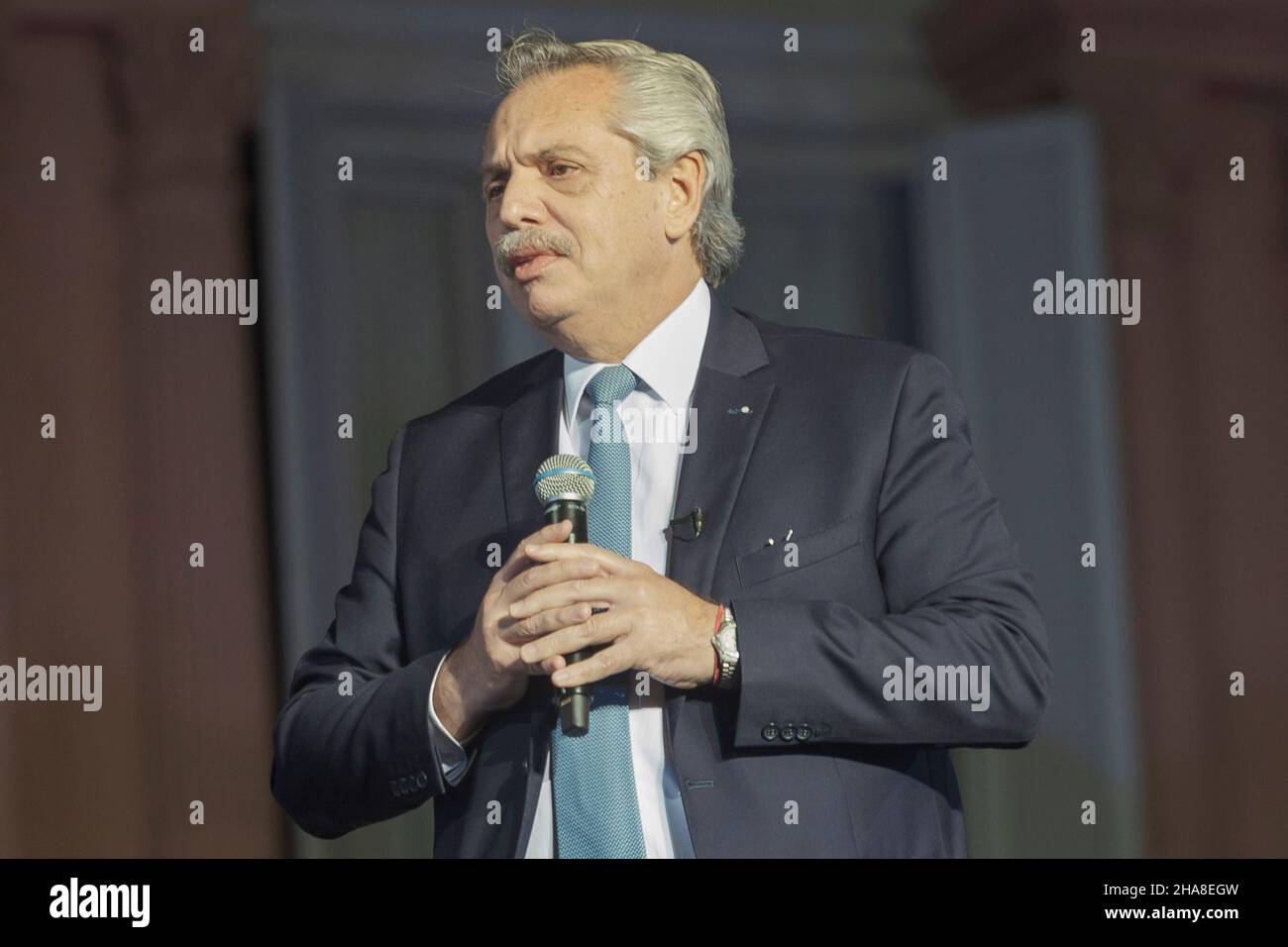 Ciudad de Buenos Aires, Argentine.10th décembre 2021.Alberto FernÃndez, Président en exercice de la Nation, s'exprimant sur la Plaza de Mayo à l'occasion de la Journée de la démocratie.(Credit image: © Esteban Osorio/Pacific Press via ZUMA Press Wire) Credit: ZUMA Press, Inc./Alay Live News Banque D'Images