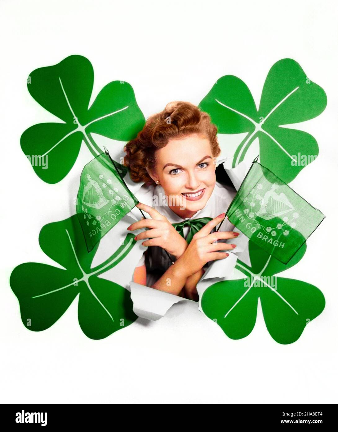 1950S FEMME SOURIANTE TÊTE À TRAVERS TOILE DE FOND ENTOURÉ DE 4 SHAMROGS TENANT ERIN GO BRAGH DRAPEAUX REGARDANT LA CAMÉRA - S1078CHAR001 HARS STYLE DE VIE CÉLÉBRATION FEMMES STUDIO SHOT GROGNUP COPIE ESPACE FEMMES PERSONNES INSPIRATION IRLANDE SYMBOLES ADULTES LIBERTÉ RÊVES TÊTE DE SHAMROCKET LES ÉPAULES JOYEUSE EXCITATION RÉCRÉATION REDHEAD ENTOURÉ SOURIRES CONCEPT CHEVEUX ROUGES JOYFUL DIRE STYLISÉ PADDY SAINT PATRICK SAINT PATRICK'S.JOUR SYMBOLIQUE TOILE DE FOND CONCEPTS ERIN GO BRAGH ERIN GO BRAUGH IRLANDE TOUJOURS ENSEMBLE JEUNE FEMME ADULTE CAUCASIEN ETHNICITÉ GRANDE-BRETAGNEHAR001 DÉMODÉE Banque D'Images