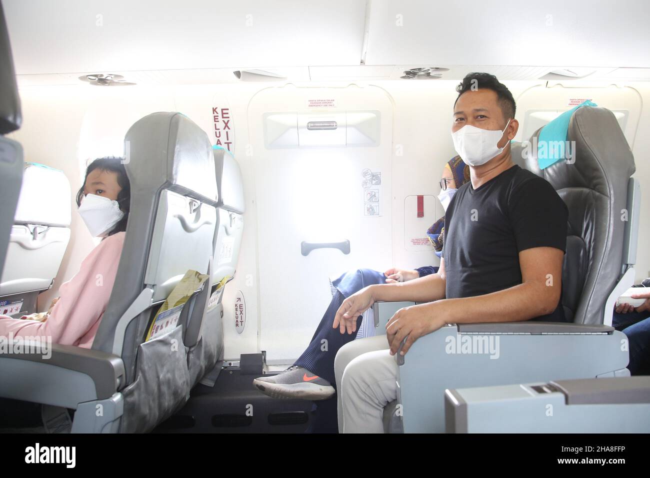 Palembang, Sumatera du Sud, Indonésie.11th décembre 2021.Passagers à bord de l'avion Bombardier CRJ 1000 appartenant à PT Garuda Indonesia, de l'aéroport Sultan Mahmud Badaruddin II Palembang, Sumatra Sud, à l'aéroport Soekarno Hatta, Jakarta, Indonésie.Le Bombardier CRJ1000 a été développé par Bombardier Aéronautique, une entreprise canadienne.Cet avion est équipé d'un système qui permet à l'avion d'éviter les collisions, ainsi que de vérifier les conditions météorologiques dans la région et le passage prévu, il est également considéré comme un avion à faible consommation de carburant.(Credit image: © Kuncoro Widyo Rumpoko/Pacific Press Banque D'Images