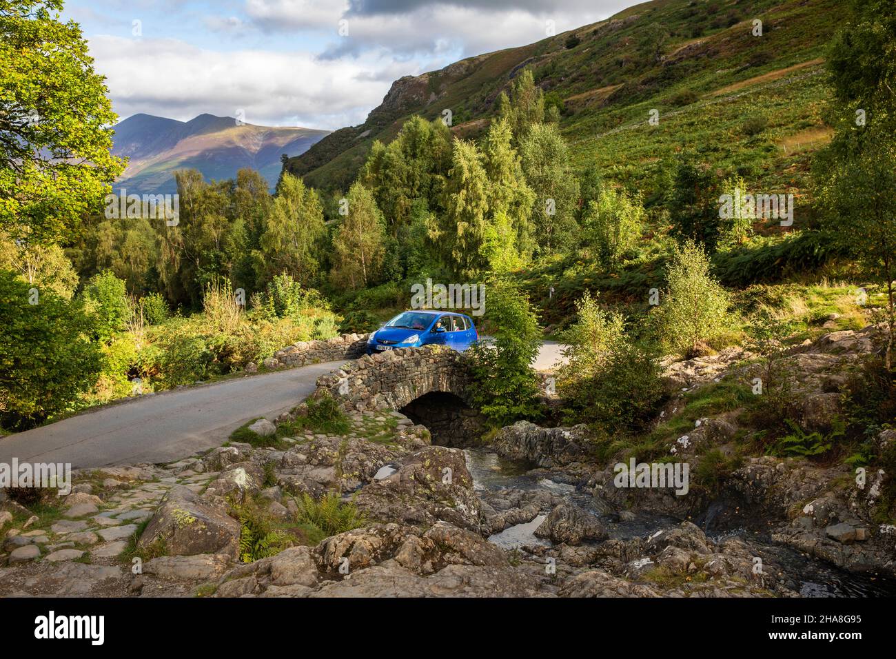 Royaume-Uni, Cumbria, Allerdale, Keswick, passage de voiture au pont Ashness au-dessus de Barrow Beck Banque D'Images