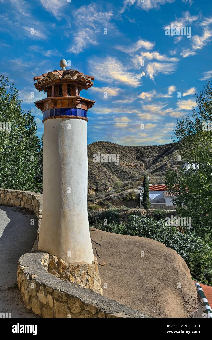 Cheminées blanches, habitations troglodytes dans la province de Grenade. Banque D'Images