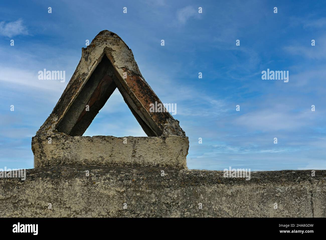 Cheminées blanches, habitations troglodytes dans la province de Grenade. Banque D'Images