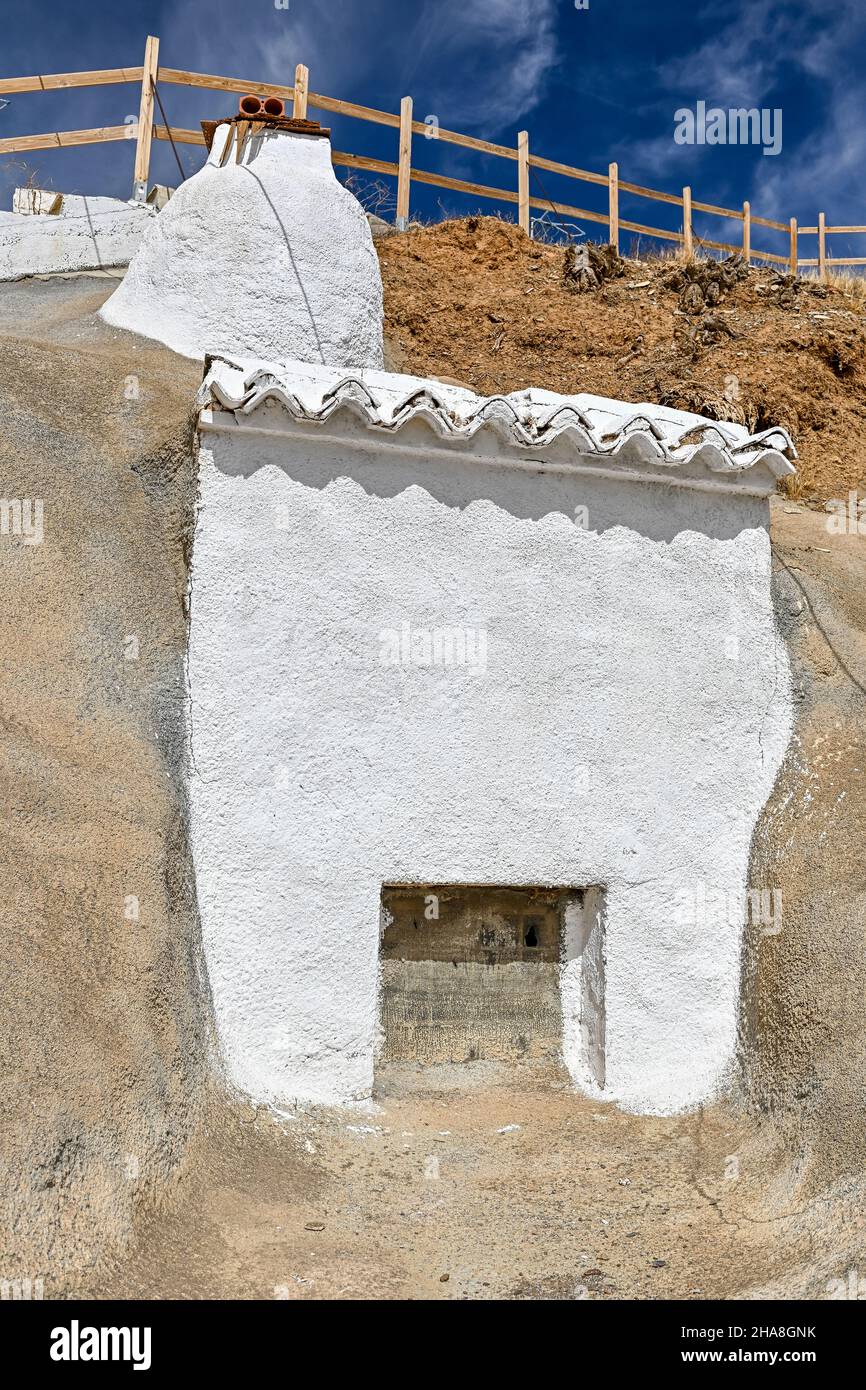 Cheminées blanches, habitations troglodytes dans la province de Grenade. Banque D'Images