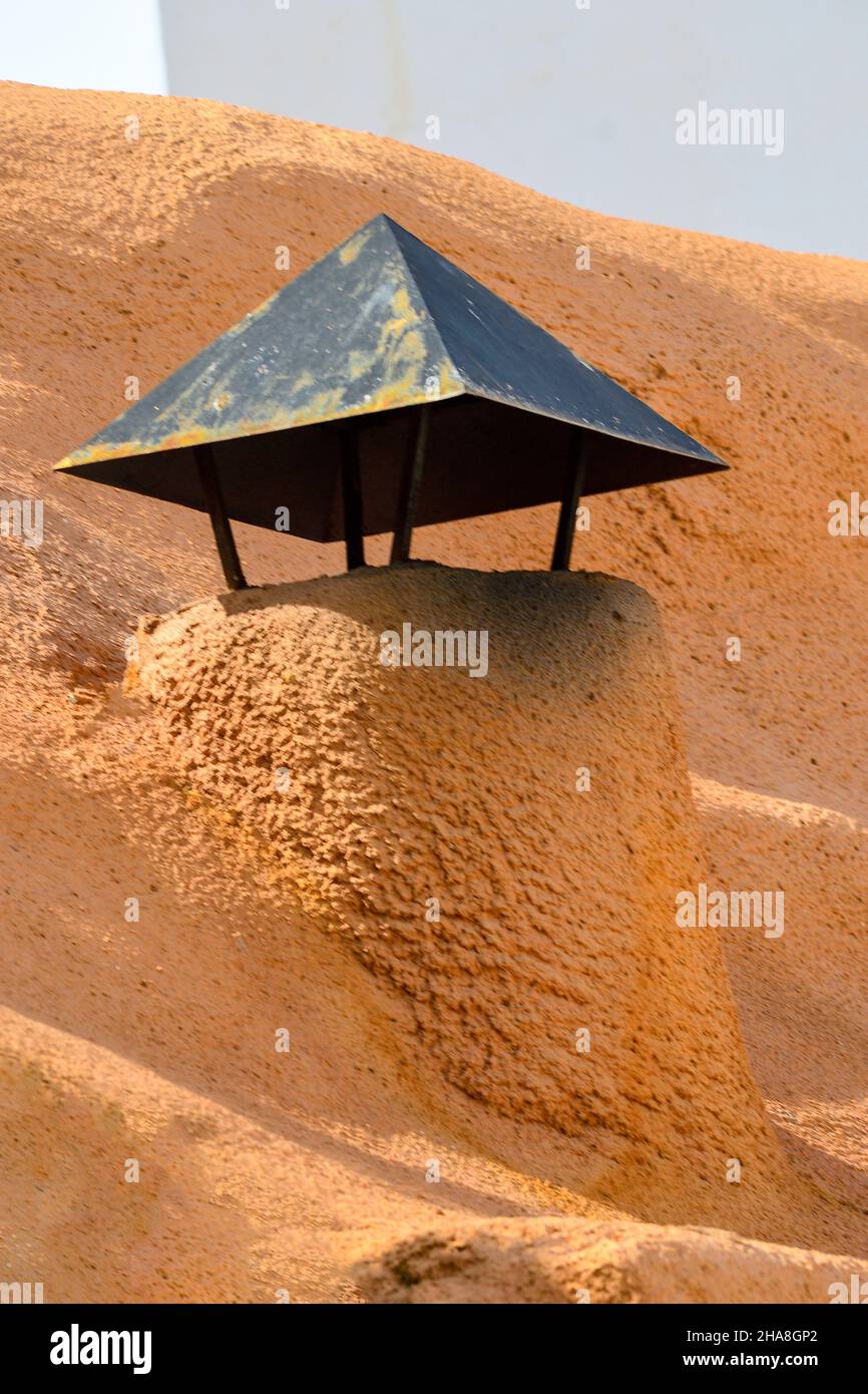 Cheminées blanches, habitations troglodytes dans la province de Grenade. Banque D'Images