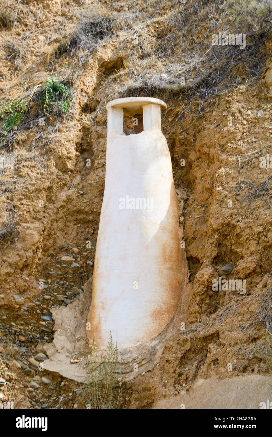 Cheminées blanches, habitations troglodytes dans la province de Grenade. Banque D'Images