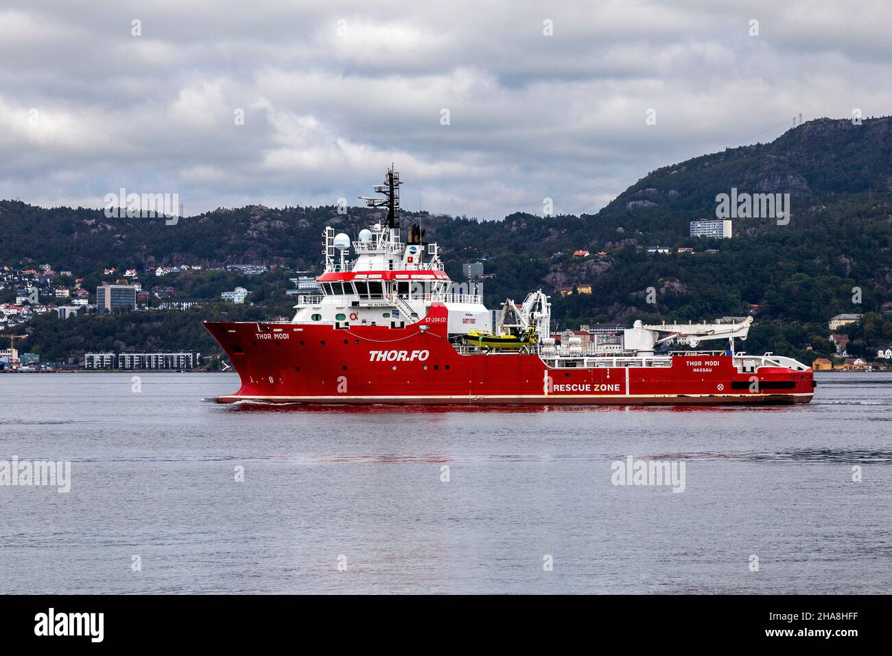 Navire de soutien et d'escorte offshore Thor Modi à Byfjorden, à l'extérieur du port de Bergen, en Norvège. Banque D'Images