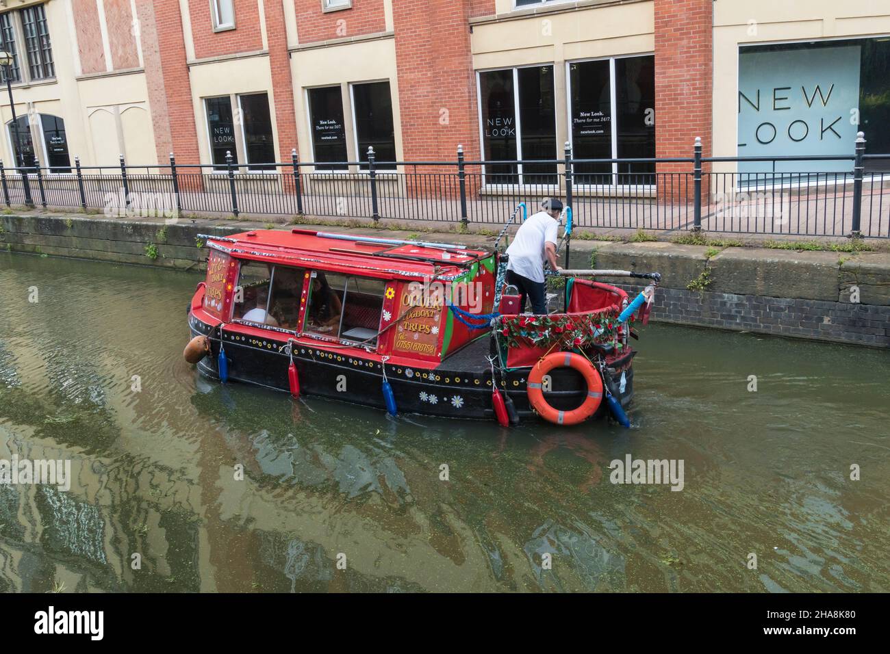 Excursions en bateau à remorqueurs petit bateau à rames voyageant sur la rivière Witham Lincoln City 2021 Banque D'Images