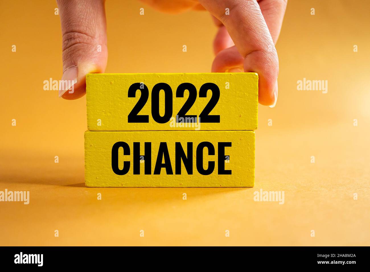 2022 chance, homme main tenant bloc de bois avec 2022 chance texte sur elle. Banque D'Images