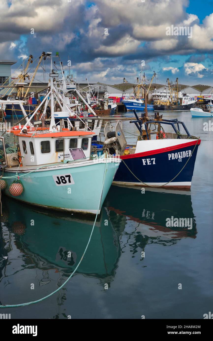 Chalutiers à poutres et bateaux de pêche dans le port de Brixham, Devon.England Banque D'Images