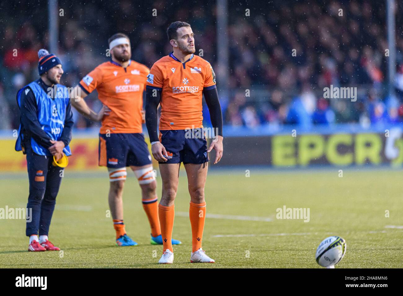 LONDRES, ROYAUME-UNI.11th décembre 2021.Emiliano Boffelli d'Édimbourg Rugby prend un coup de pied de conversion lors du match de la COUPE du défi EPCR Round 1 entre Saracens vs Edinburgh Rugby au stade StoneX le samedi 11 décembre 2021.LONDRES, ANGLETERRE.Credit: Taka G Wu/Alay Live News Banque D'Images