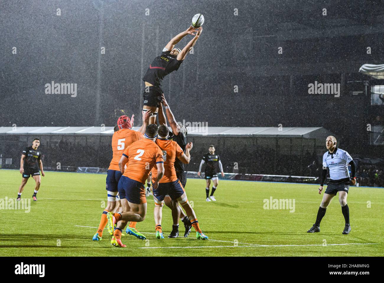 LONDRES, ROYAUME-UNI.11th décembre 2021.Andy Christie, de Saracens, a pris la balle de ligne lors du match de la coupe du défi EPCR Round 1 entre Saracens et Edinburgh Rugby au stade StoneX, le samedi 11 décembre 2021.LONDRES, ANGLETERRE.Credit: Taka G Wu/Alay Live News Banque D'Images