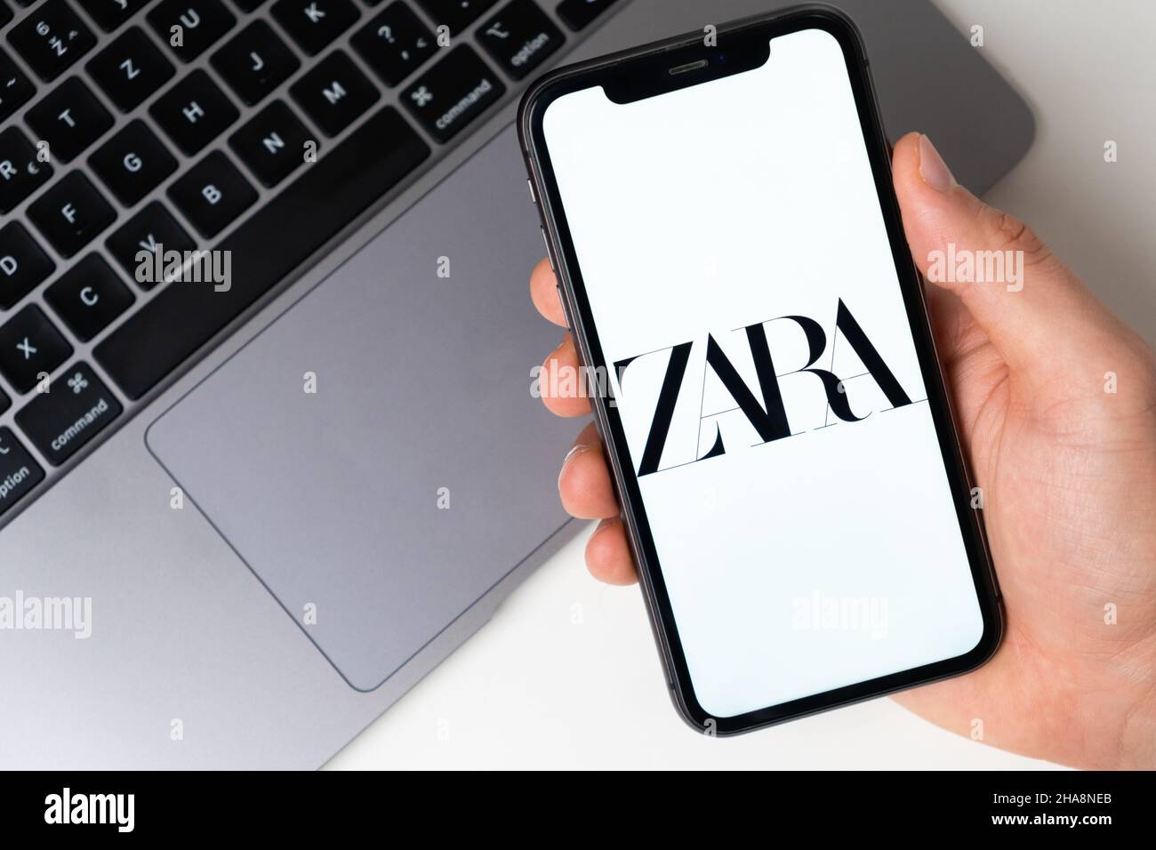 Logo de l'application Zara pour les achats en ligne sur l'écran du téléphone  mobile.Homme main tenant un smartphone avec application.Novembre 2021, San  Francisco, États-Unis Photo Stock - Alamy