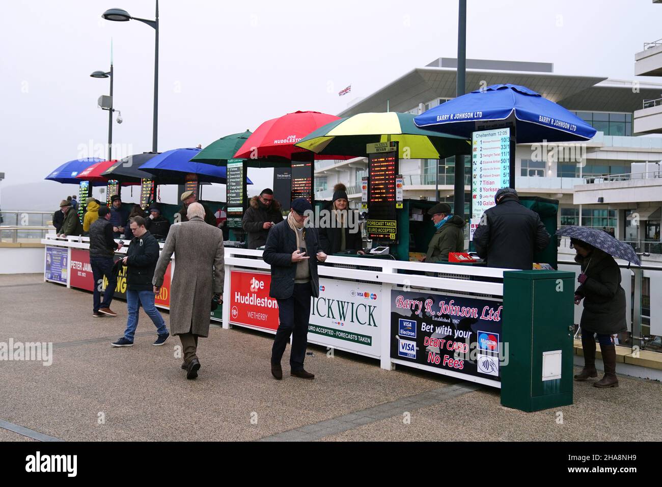 Livres pendant le deuxième jour de la rencontre internationale à l'hippodrome de Cheltenham.Date de la photo: Samedi 11 décembre 2021. Banque D'Images