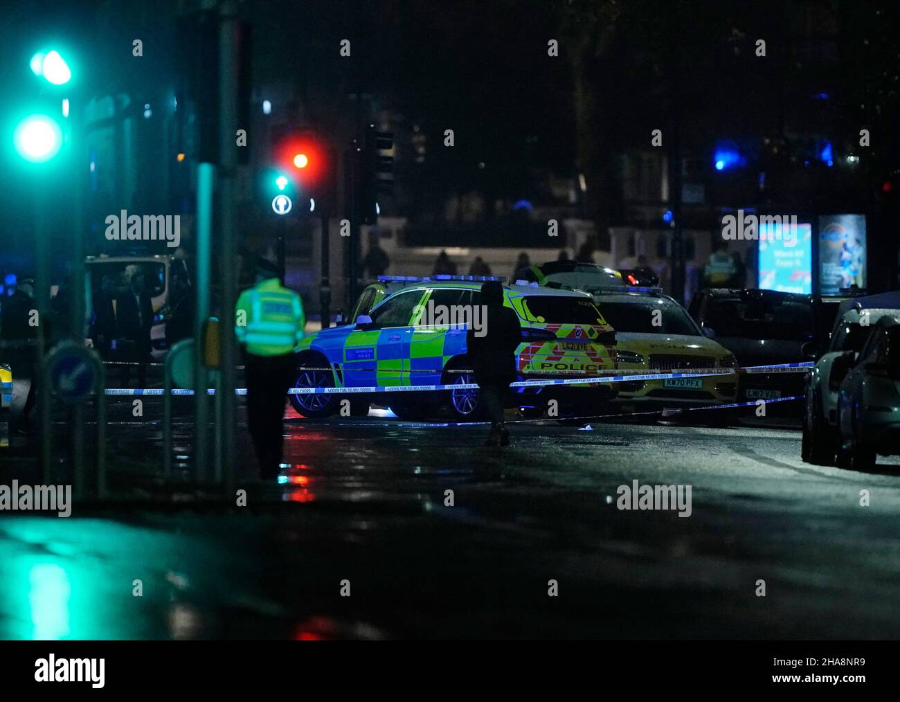 La police sur les lieux près de Kensington High Street à Londres, où un homme est mort après avoir été blessé par balle lors d'un incident impliquant des officiers armés proches du Palais de Kensington.Date de la photo: Samedi 11 décembre 2021. Banque D'Images