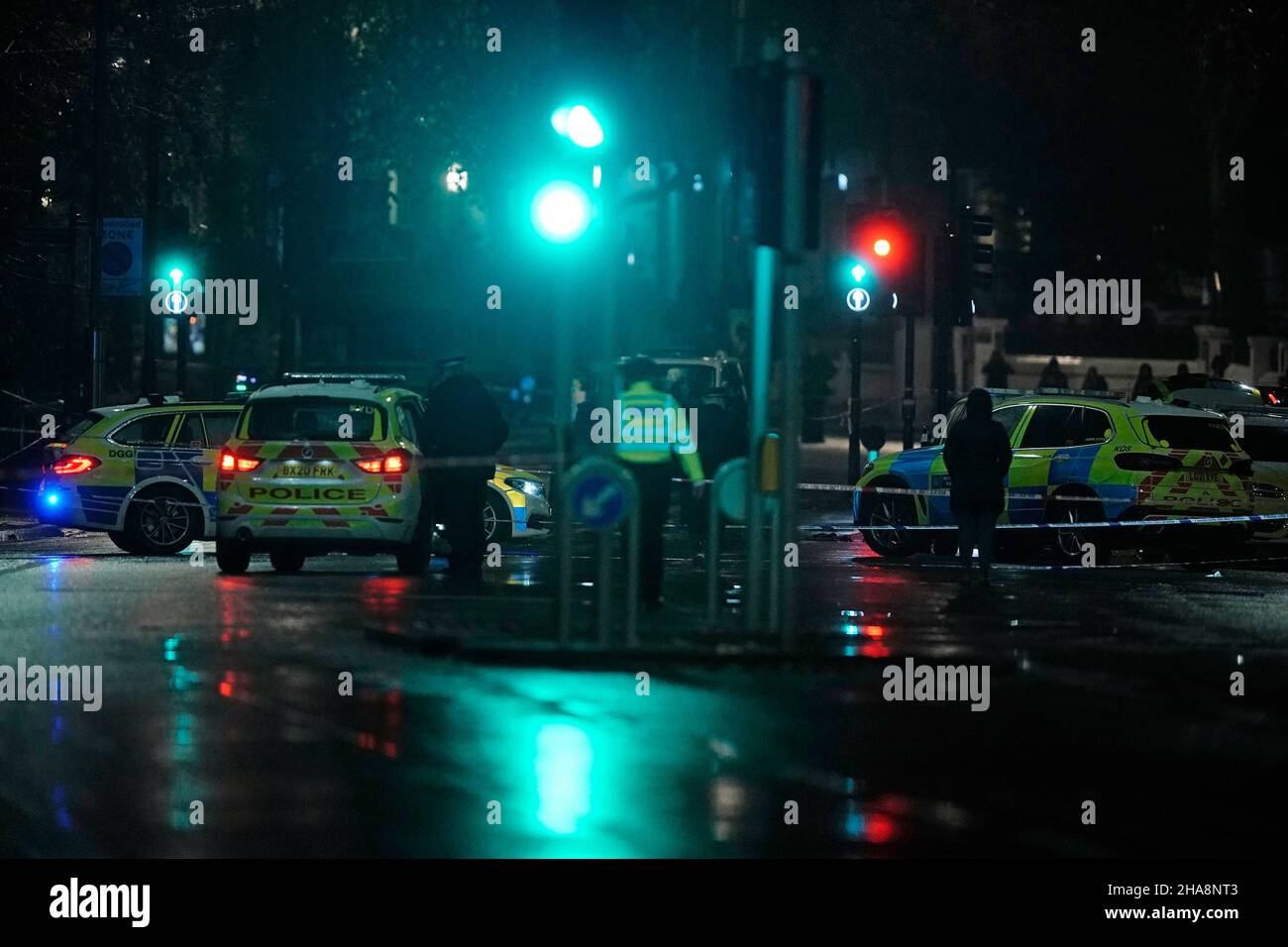 La police sur les lieux près de Kensington High Street à Londres, où un homme est mort après avoir été blessé par balle lors d'un incident impliquant des officiers armés proches du Palais de Kensington.Date de la photo: Samedi 11 décembre 2021. Banque D'Images