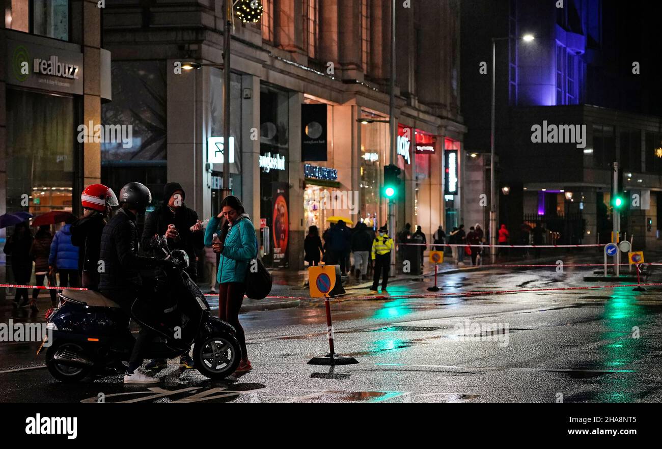 Cordon de police au large de Kensington High Street à Londres, près de la scène où un homme est mort après avoir été blessé par balle lors d'un incident impliquant des officiers armés proches du Palais de Kensington.Date de la photo: Samedi 11 décembre 2021. Banque D'Images