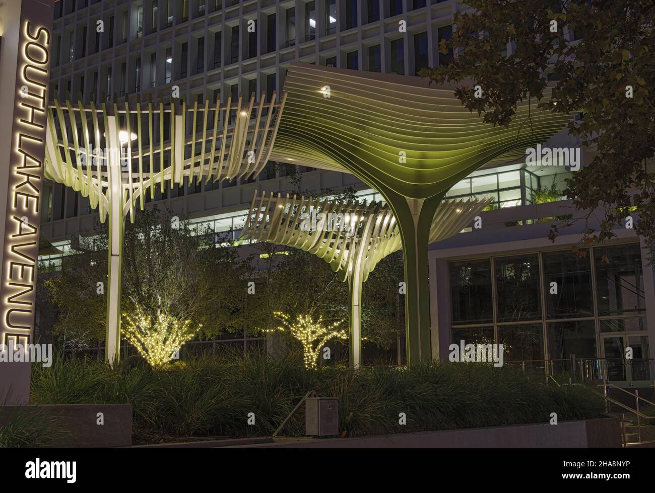 Juxtaposition d'art architectural et d'immeubles de bureaux modernes dans le quartier des affaires de South Lake dans la ville de Pasadena. Banque D'Images