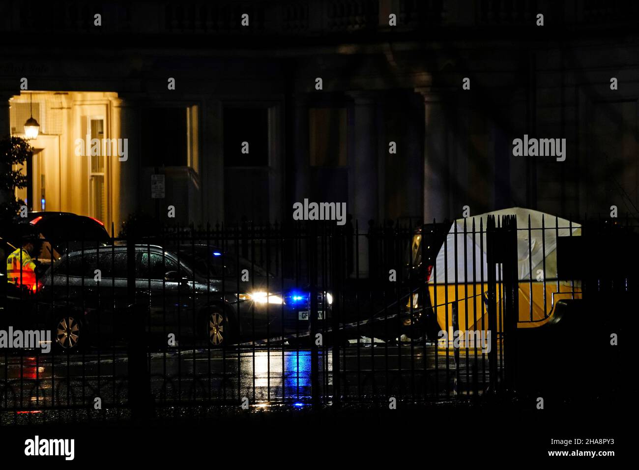La police sur les lieux de Kensington, à Londres, où un homme est mort après avoir été blessé par balle lors d'un incident impliquant des officiers armés proches du Palais de Kensington.Date de la photo: Samedi 11 décembre 2021. Banque D'Images