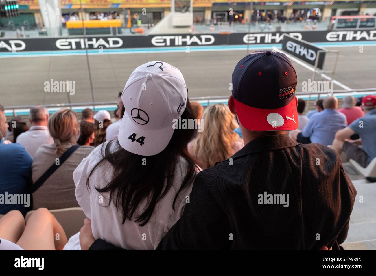Les fans de deux équipes rivales Redbull et Mercedes sont le couple bien-aimé regardant la course de formule portant des chapeaux du Grand Prix d'Abu Dhabi F1 Banque D'Images