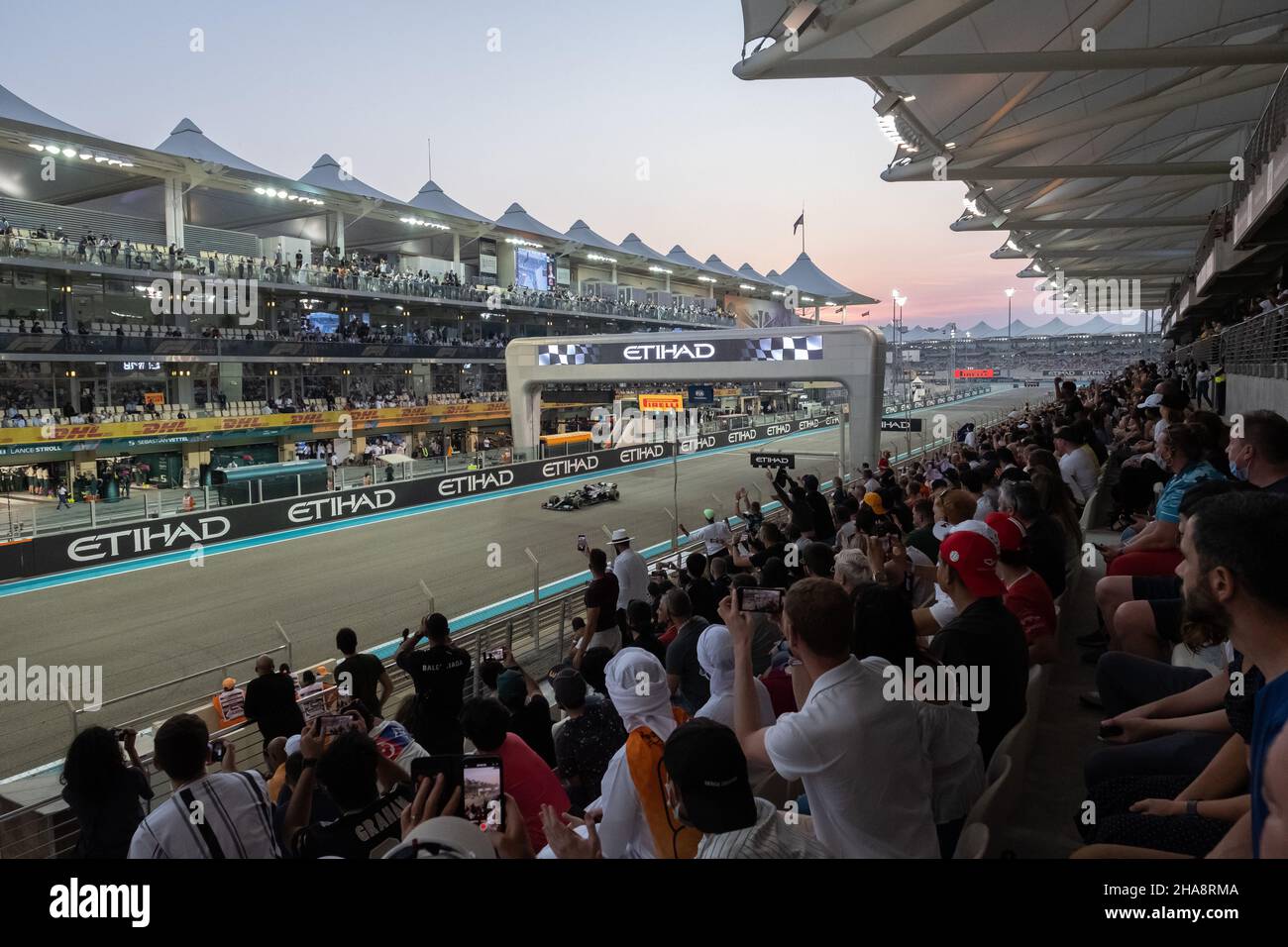 ABU DHABI, ÉMIRATS ARABES UNIS - DÉCEMBRE 11 : Mercedes franchissant la ligne d'arrivée du Grand Prix d'Abu Dhabi F1 au circuit Yas Marina Banque D'Images