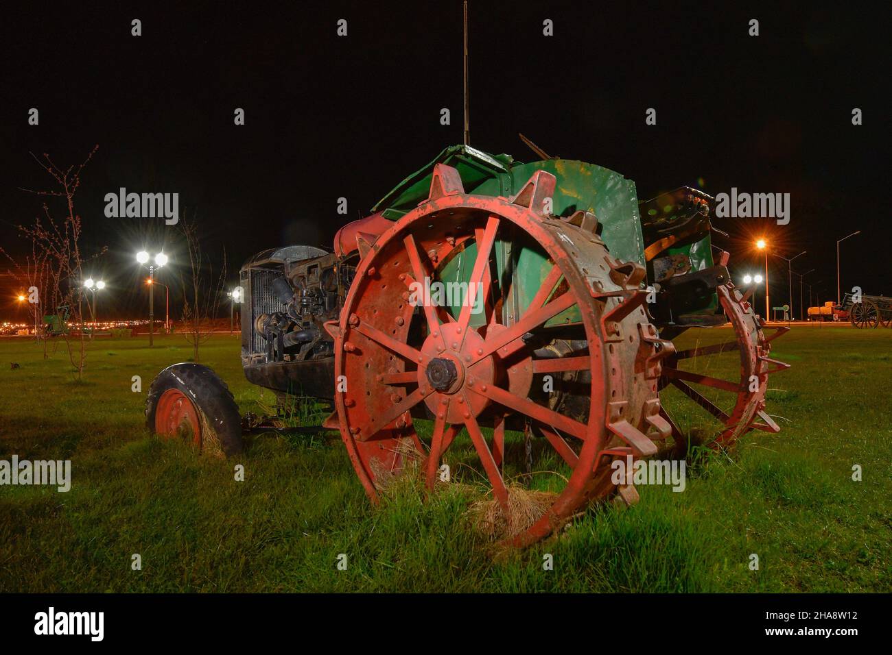 Tracteurs anciens restaurés pour la décoration. Banque D'Images