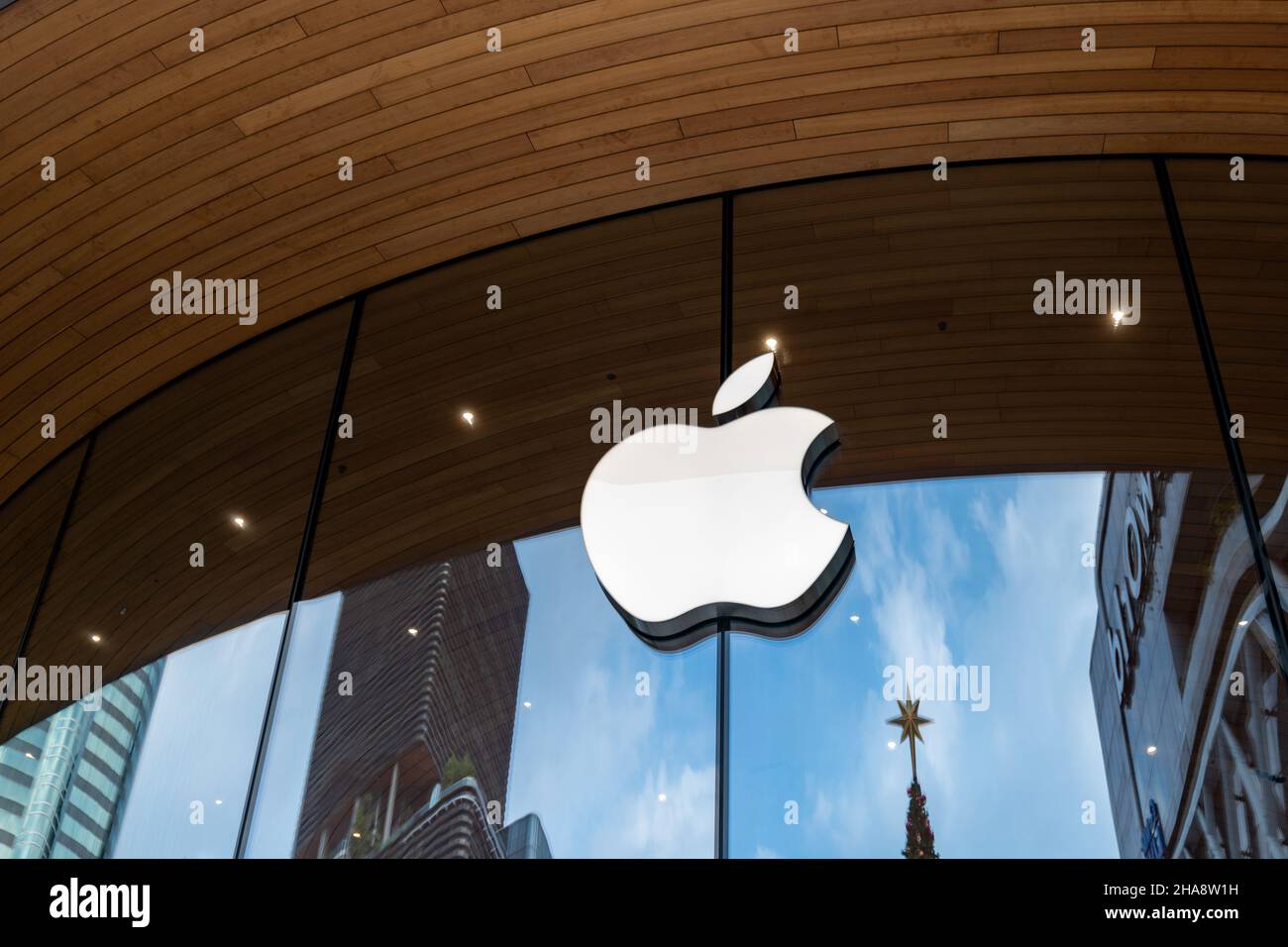 Bangkok, Thaïlande - décembre 2021 : Apple Store avec logo Apple à Bangkok au Central World, le deuxième, le plus grand magasin Apple en Thaïlande Banque D'Images