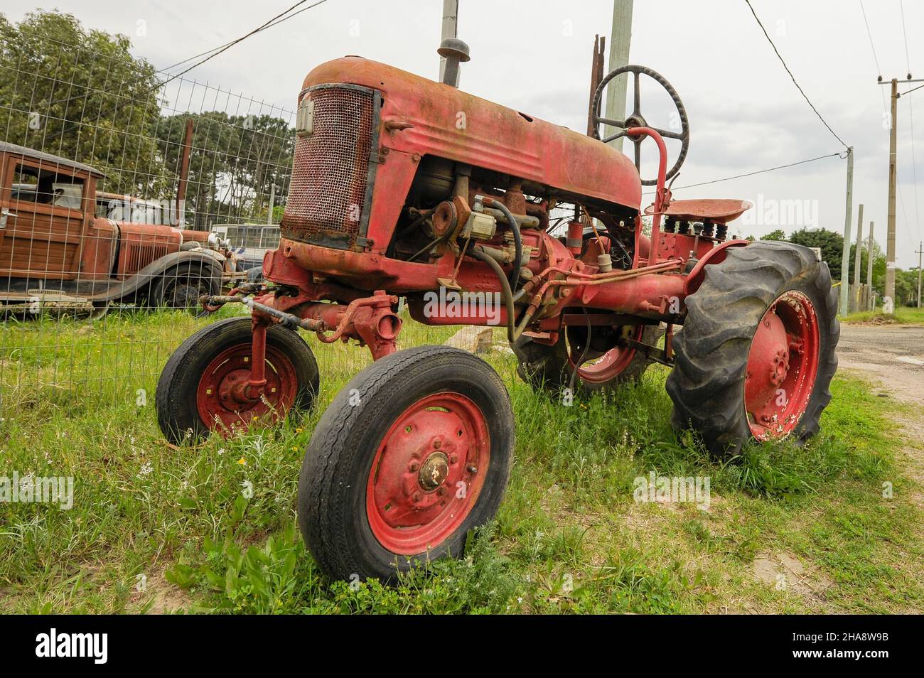 Ancien Tracteur Agricole Abandonné Dans Un Domaine Agricole Banque D'Images  et Photos Libres De Droits. Image 54195353