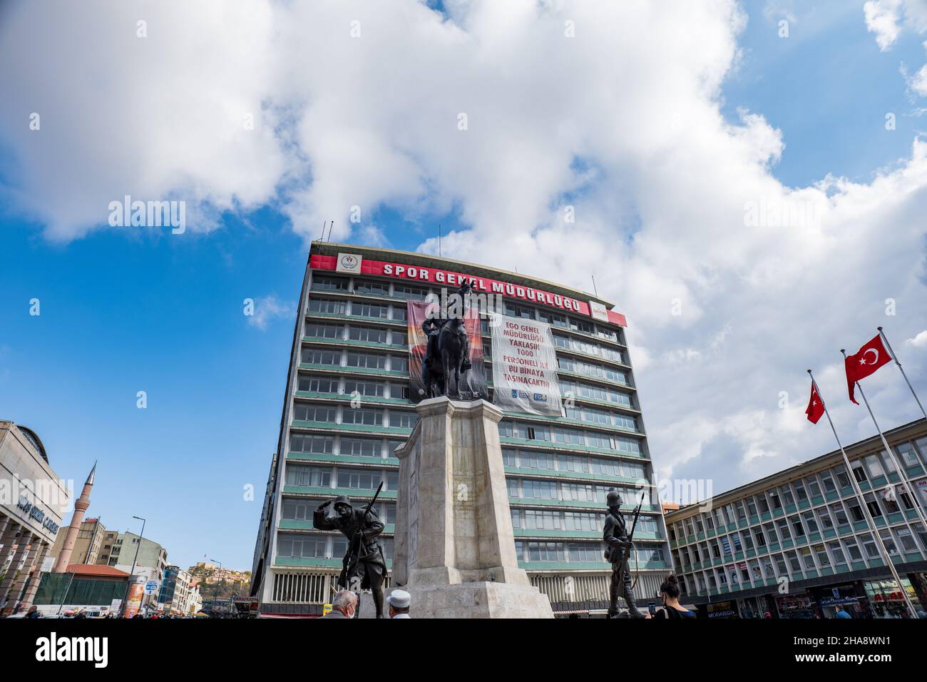 Turquie, Ankara - novembre 2021 : Monument de la victoire sur la place Ulus à Ankara.Le point de repère avec la statue du chef Ataturk dans la ville d'Ankara Banque D'Images