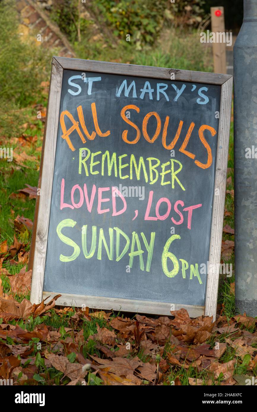 Avis de tableau noir au sujet de All Souls Day à l'extérieur d'une église à Surrey, Royaume-Uni.Rappelez-vous aimé perdu. Banque D'Images