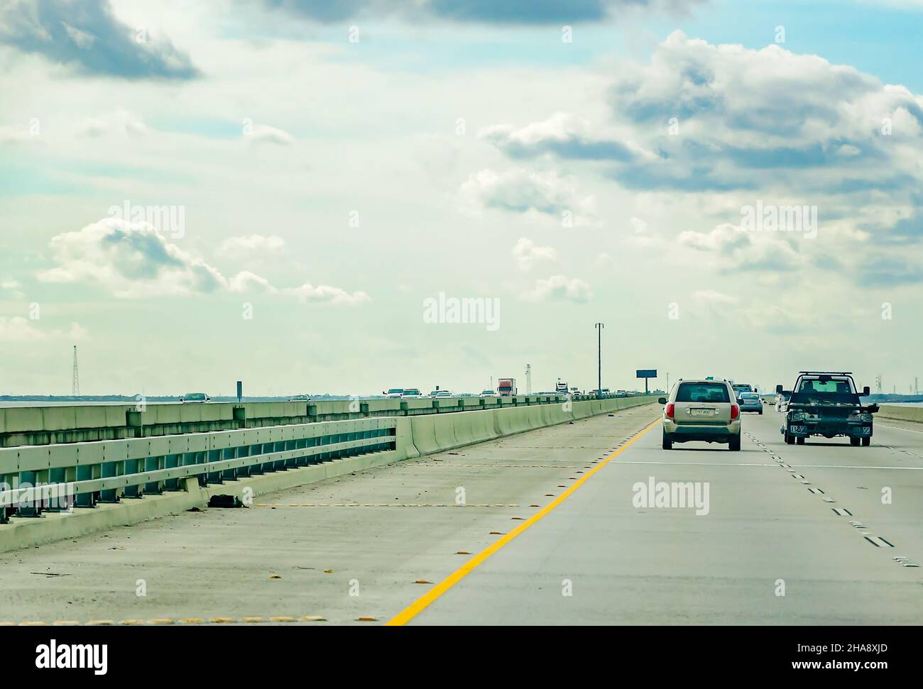 Des véhicules traversent le pont I-10 Twin Span Bridge à travers le lac Pontchartrain, le 6 décembre 2021, à la Nouvelle-Orléans, Louisiane. Banque D'Images