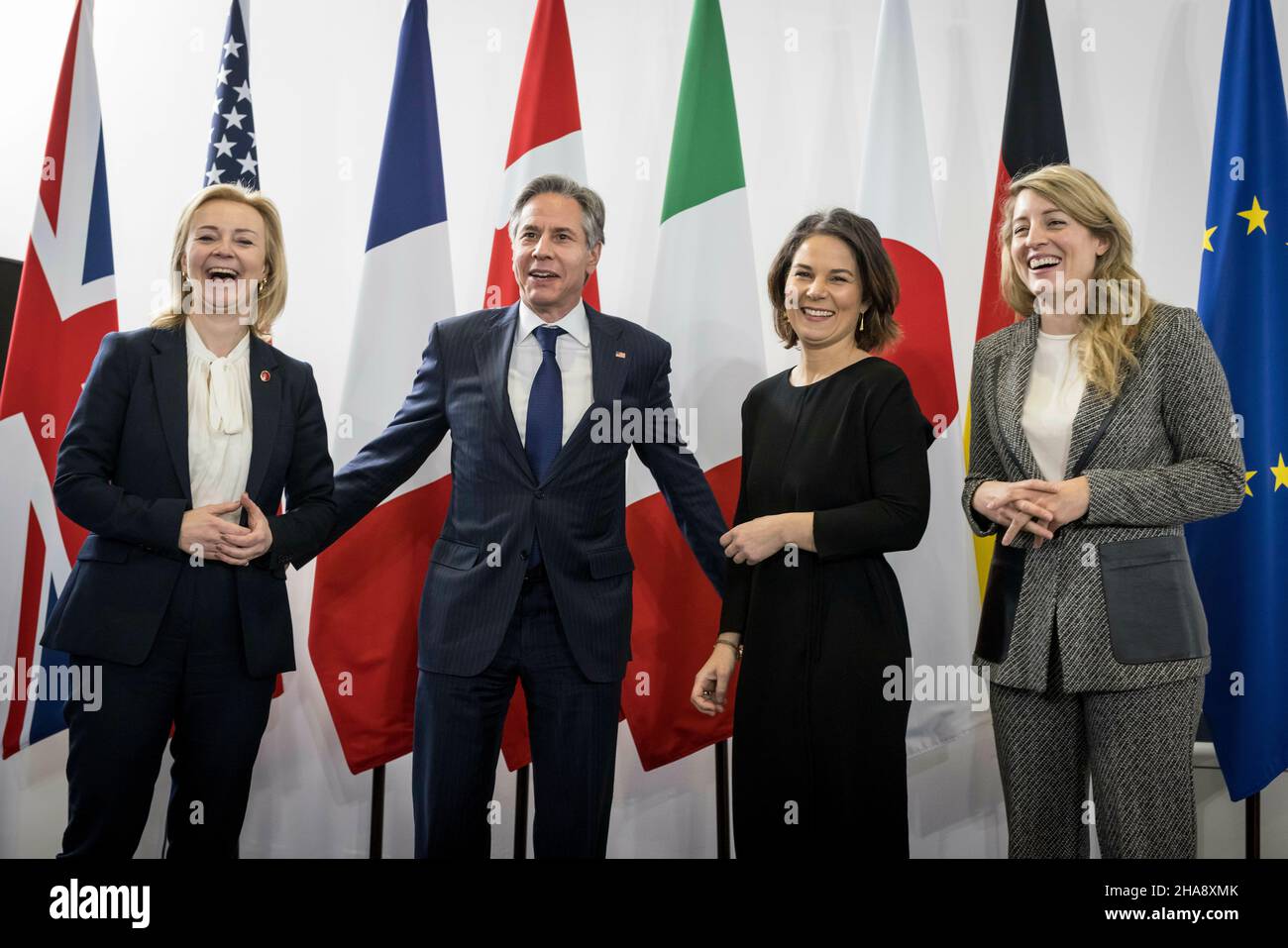 La ministre fédérale des Affaires étrangères Annalena Baerbock (M) avec ses homologues Elizabeth Truss (l, Grande-Bretagne) et Melanie Joly (Canada) et la ministre américaine des Affaires étrangères Antony Blinken lors de la réunion des ministres des Affaires étrangères de G7 au Musée de Liverpool. Banque D'Images