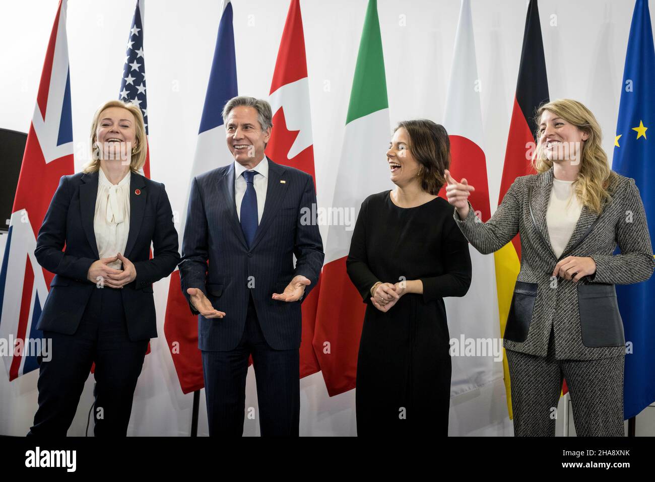 La ministre fédérale des Affaires étrangères Annalena Baerbock (M) avec ses homologues Elizabeth Truss (l, Grande-Bretagne) et Melanie Joly (Canada) et la ministre américaine des Affaires étrangères Antony Blinken lors de la réunion des ministres des Affaires étrangères de G7 au Musée de Liverpool. Banque D'Images